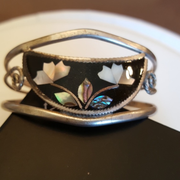 Jewelry - Bracelet fits 6 - 6 1/2 inch